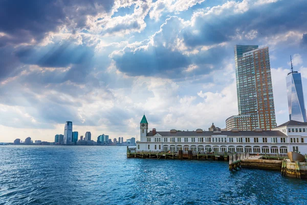 İskele A Battery Park Manhattan siluetinin New York içinde — Stok fotoğraf