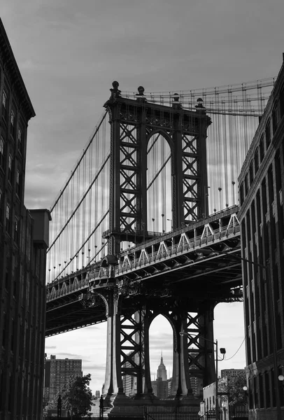 ब्रुकलिन रस्त्यावर मॅनहॅटन ब्रिज न्यूयॉर्क यूएस — स्टॉक फोटो, इमेज
