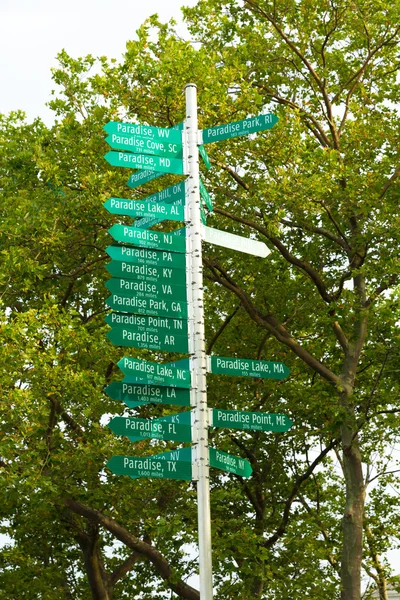 Paradise sign signal post in New York Battery Park — Stock Photo, Image