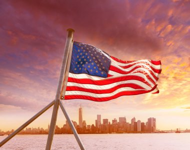 Manhattan siluetinin New York Amerikan bayrağı bize