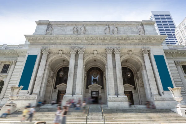 Нью-Йоркская общественная библиотека на Манхэттене Пятая авеню — стоковое фото