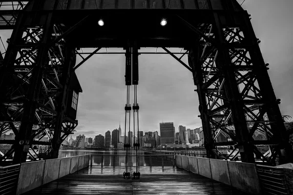 Manhattan New York overskyet skyline East River - Stock-foto