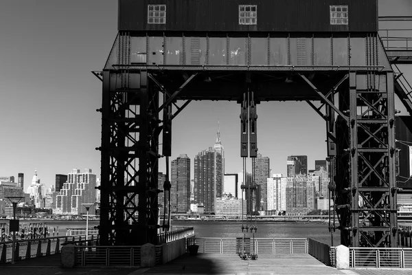 Manhattan New York skyline BW from East — Stock Photo, Image