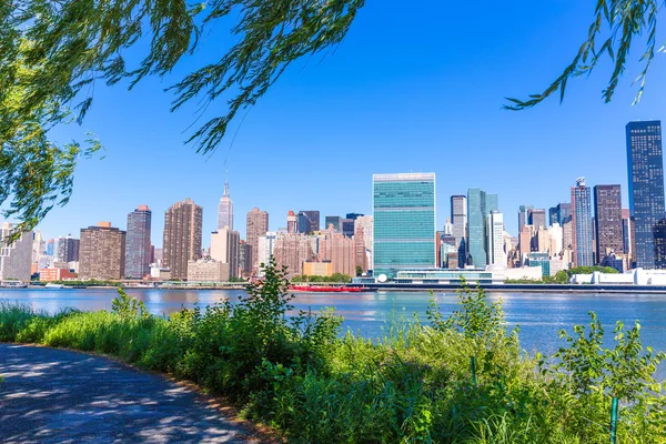 Manhattan Nueva York horizonte soleado East River NYC —  Fotos de Stock