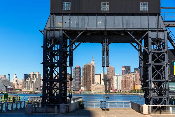 Skyline van Manhattan New York zonnige van Oost — Stockfoto