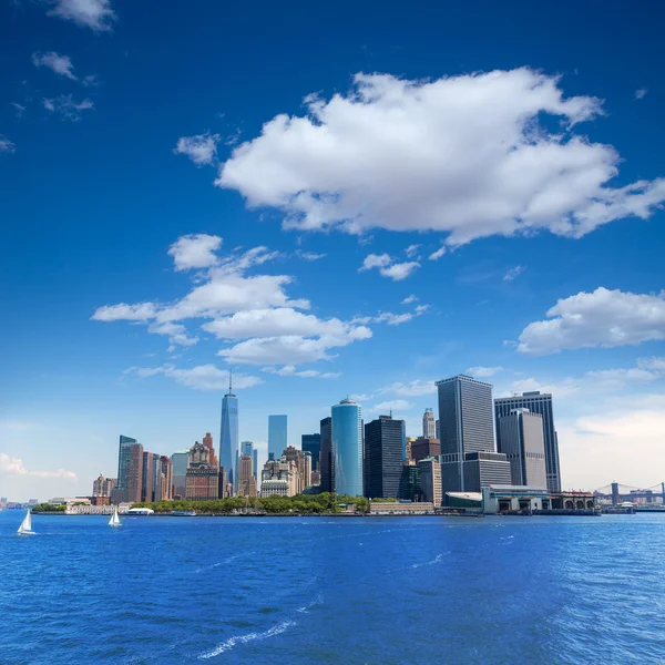 Lower Manhattan skyline van New York van baai Verenigde Staten — Stockfoto