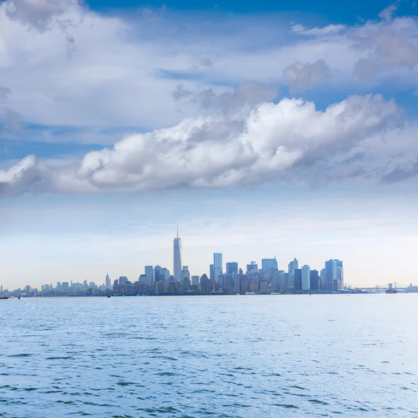 Манхэттен - Нью-Йорк с Острова Свободы — стоковое фото