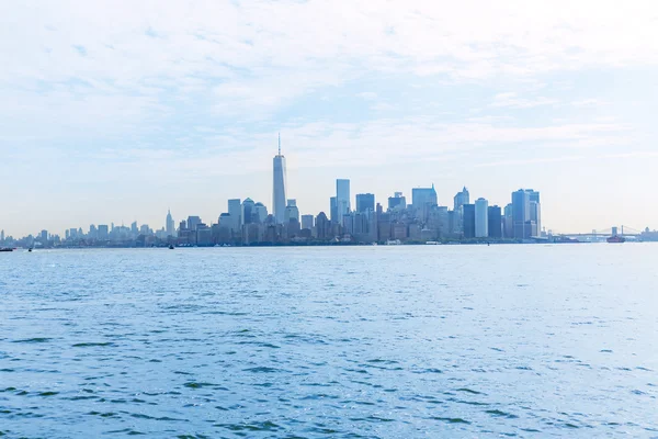 Manhattan siluetinin New York Liberty Adası'ndan gelen — Stok fotoğraf