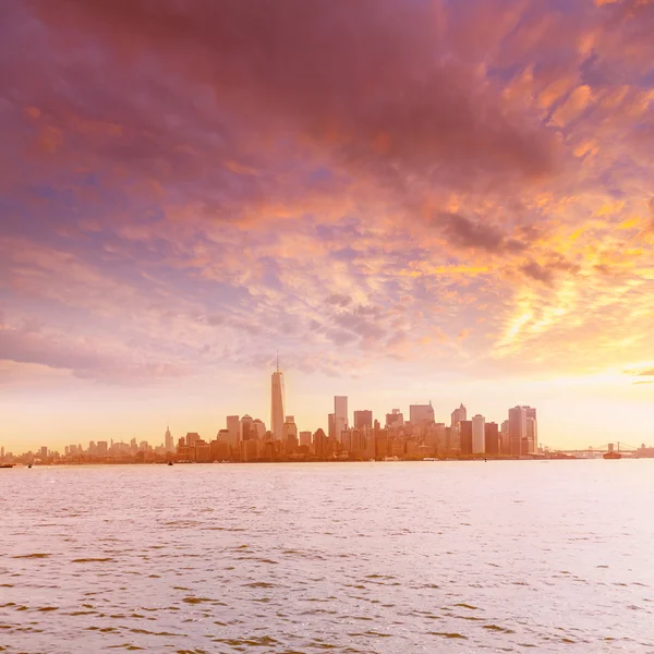 Manhattan panoramę Nowego Jorku z Liberty Island — Zdjęcie stockowe