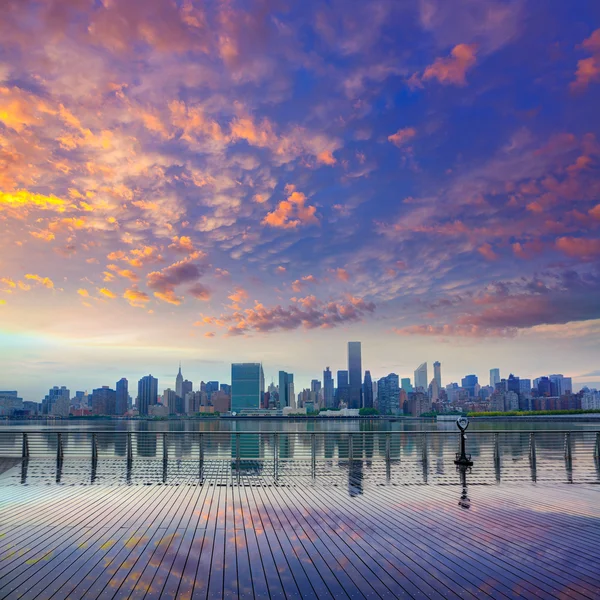 Manhattan Nueva York skyline al atardecer East River — Foto de Stock