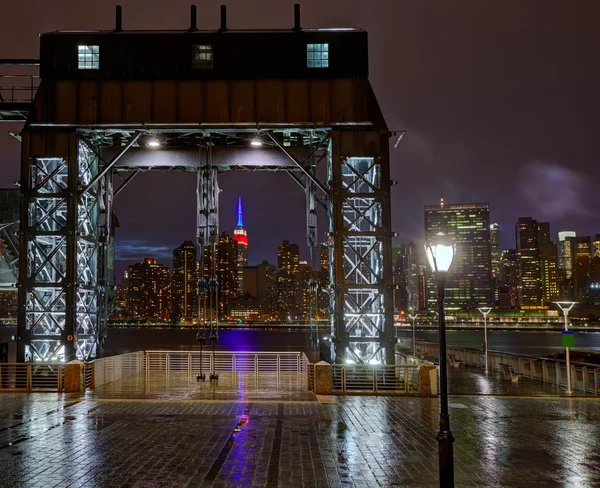 Manhattan New York manzarası yağışlı Doğu Nehri — Stok fotoğraf