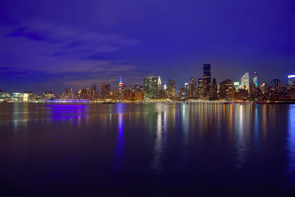 Manhattan New York auringonlasku taivaanrantaan idästä — kuvapankkivalokuva