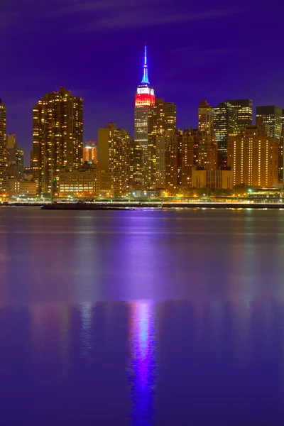 Manhattan Nueva York horizonte del atardecer desde el este — Foto de Stock