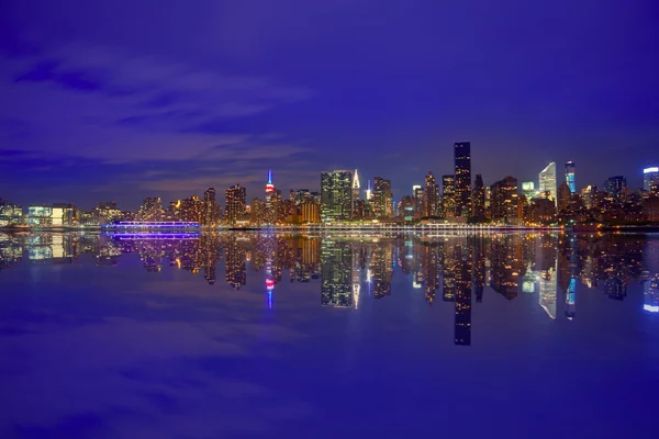 Manhattan Nueva York horizonte del atardecer desde el este — Foto de Stock