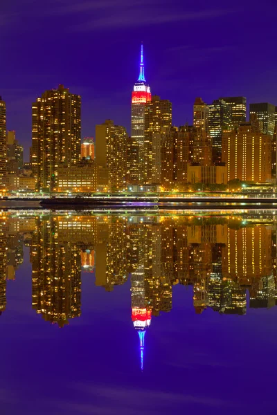 Manhattan Nueva York horizonte del atardecer desde el este — Foto de Stock