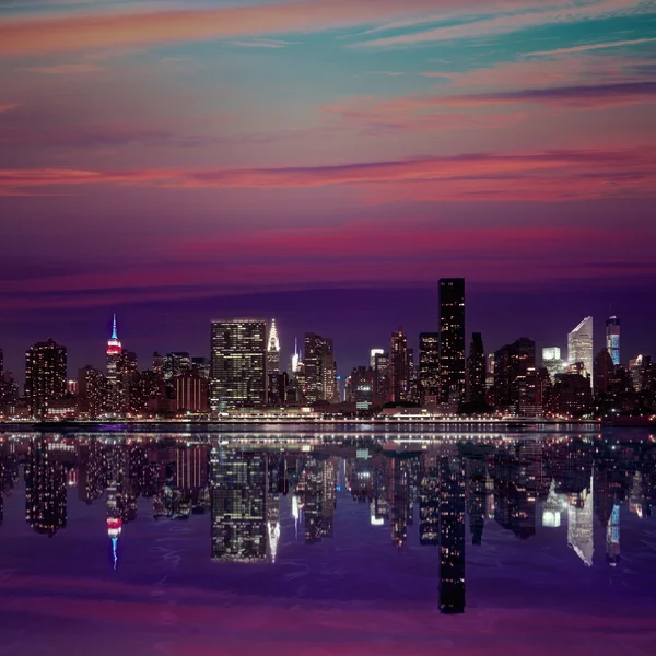 Manhattan Nueva York horizonte del atardecer desde el este — Foto de Stock