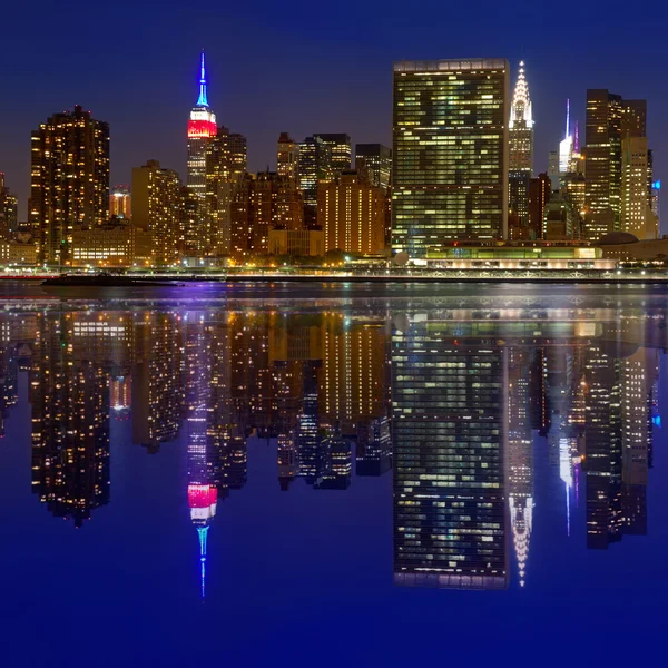 Manhattan Nueva York horizonte del atardecer desde el este — Foto de Stock