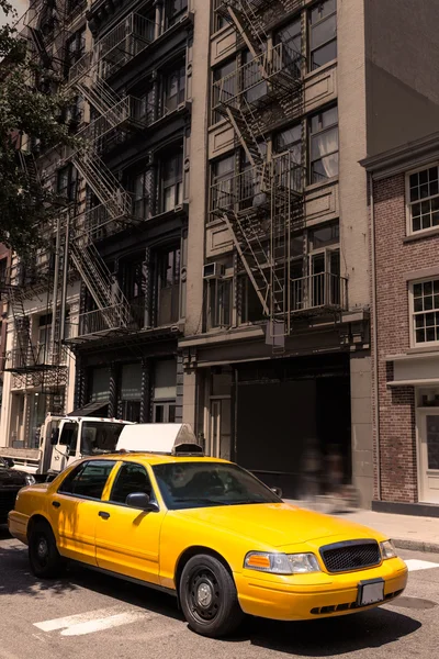 New York Soho edifícios táxi táxi amarelo NYC EUA — Fotografia de Stock