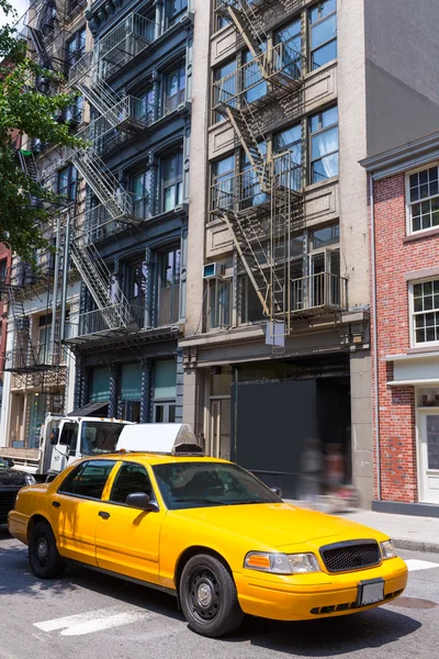 New York Soho buildings yellow cab taxi NYC USA — Stock Photo, Image