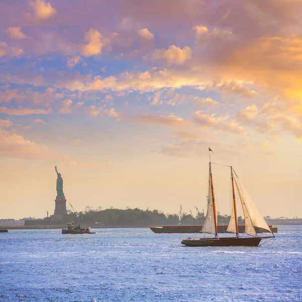 New York zeilboot zonsondergang en Statue of Liberty — Stockfoto