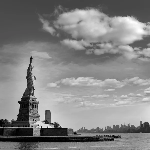 Standbeeld van Liberty New York en Manhattan vs — Stockfoto