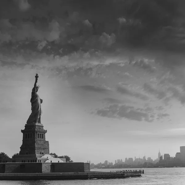 Posąg Liberty New York i Manhattan Usa — Zdjęcie stockowe