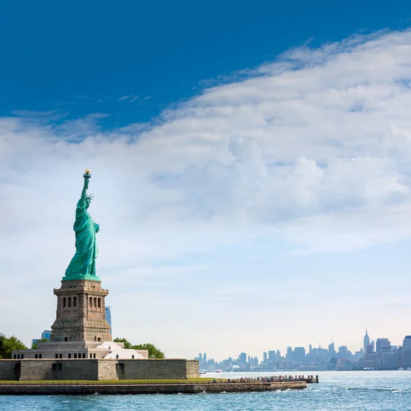 Statue of Liberty New York and Manhattan USA — Stock Photo, Image