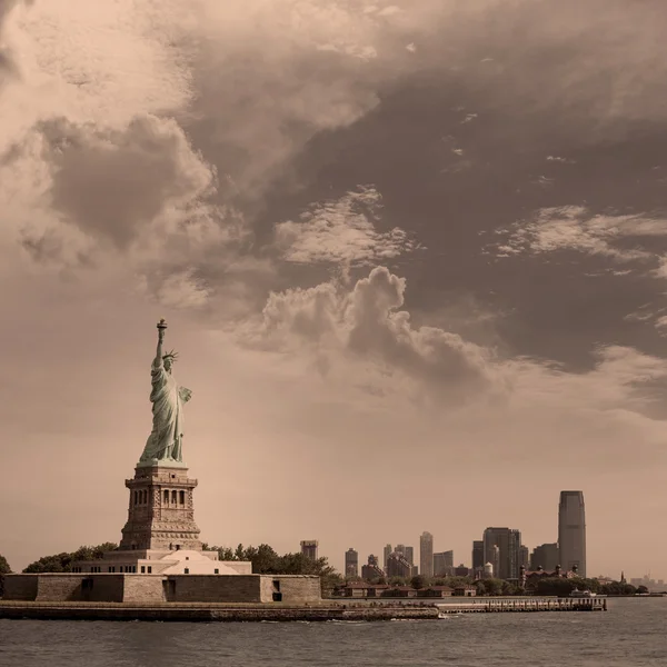 Άγαλμα της ελευθερίας Νέας Υόρκης και το Μανχάταν ΗΠΑ — Φωτογραφία Αρχείου
