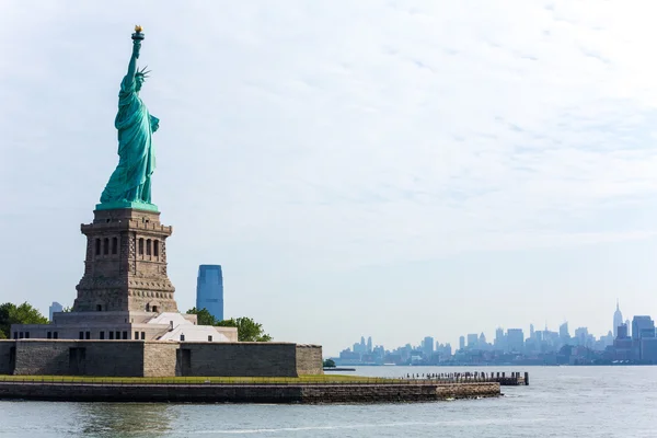 Standbeeld van Liberty New York en Manhattan vs — Stockfoto