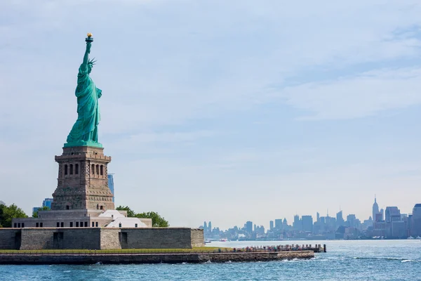 Standbeeld van Liberty New York en Manhattan vs — Stockfoto