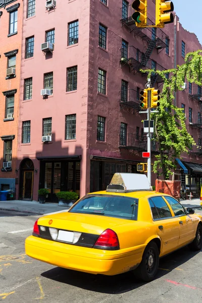 West Village της Νέας Υόρκης στο Μανχάταν κίτρινο αμάξι — Φωτογραφία Αρχείου