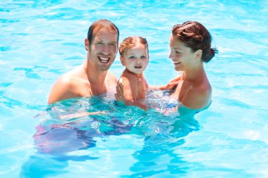 Kız bebek ile Yüzme havuzunda mutlu aile