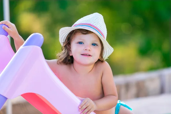 Baby kid girl with hat in summer on green field — Stock Photo, Image