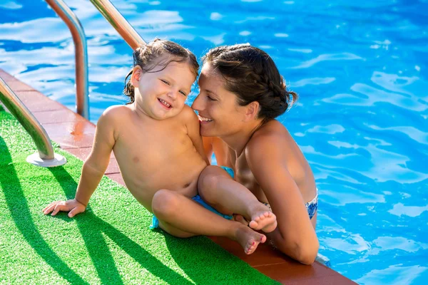 Mãe feliz e bebê filha piscina — Fotografia de Stock