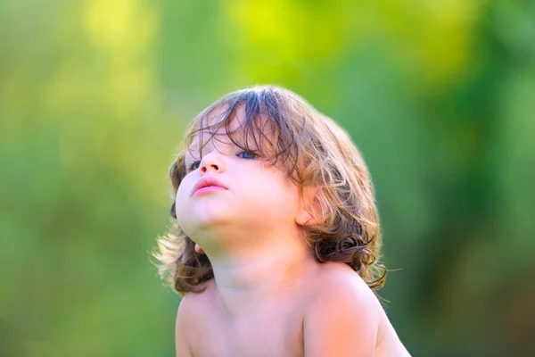 Baby kid girl in summer on green field — Stock Photo, Image