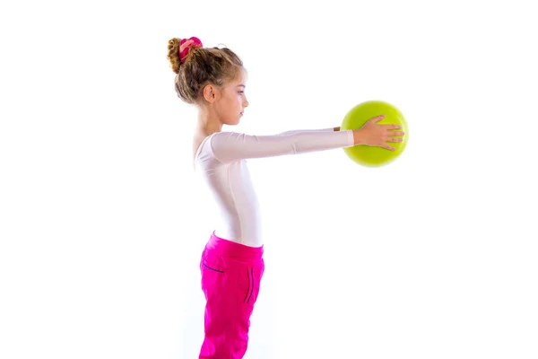 Blonde Fitness-Kind Mädchen üben Workout Yoga Ball — Stockfoto