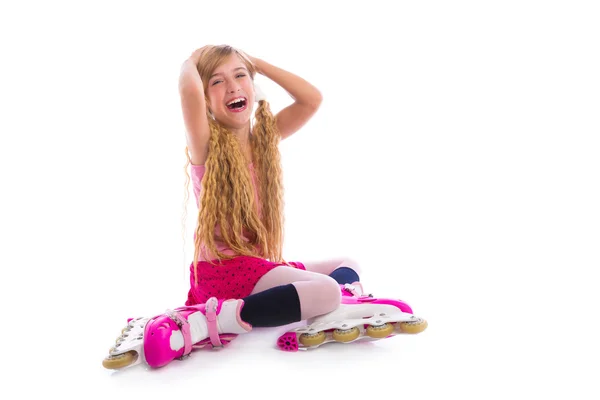 Blond pigtails rolschaatsen meisje zit gelukkig — Stockfoto