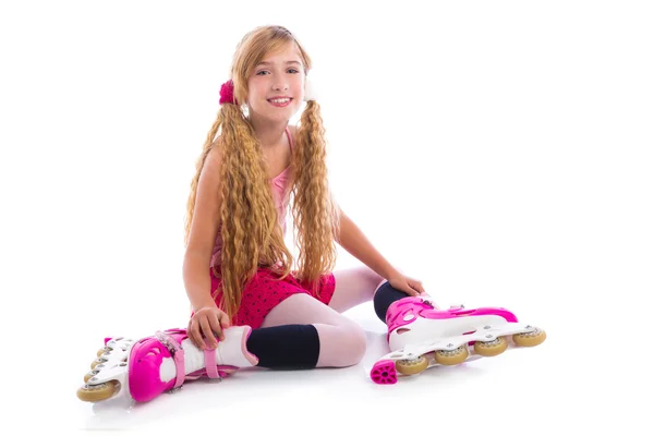 Blond pigtails rolschaatsen meisje zit gelukkig — Stockfoto