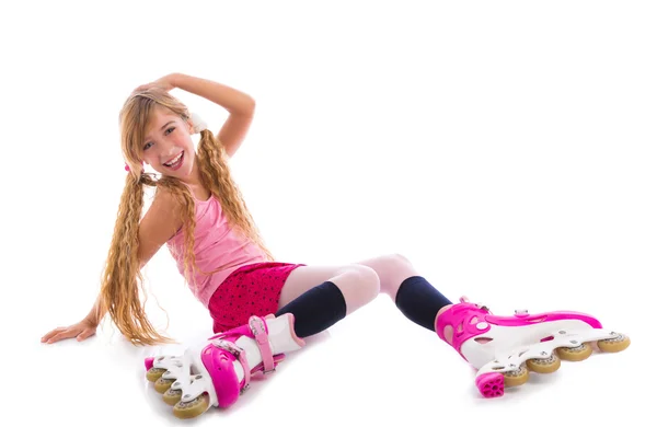 幸せな座っている金髪のおさげ髪ローラー スケート少女 — ストック写真