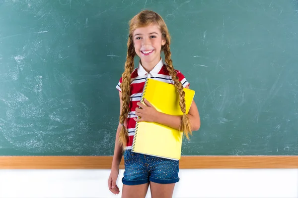 Blond vlecht schoolmeisje met student spiraal notebook — Stockfoto