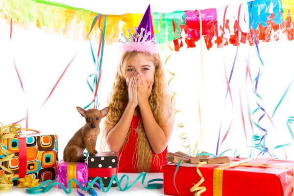 Festa menina criança loira feliz com cachorro presente — Fotografia de Stock