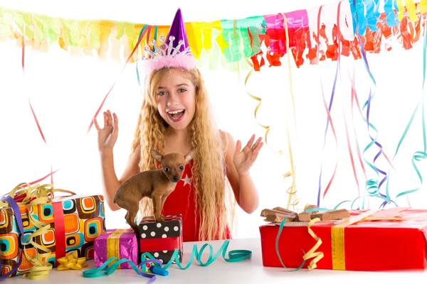 Вечірка білява дівчинка щаслива з подарунком цуценяти — стокове фото