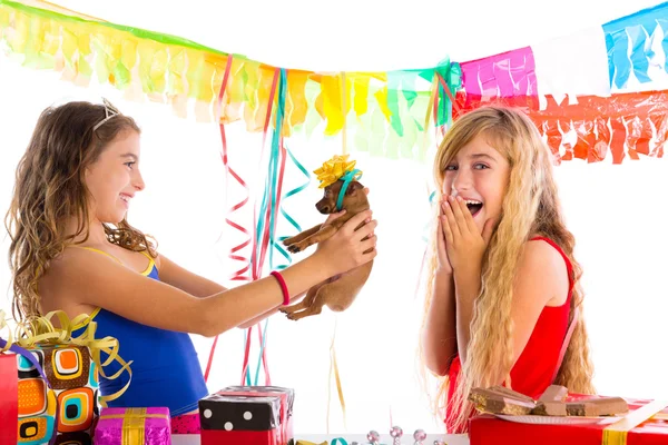 Menina amigos festa animado com cachorro cão presente — Fotografia de Stock