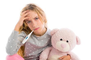 termometre ve pijama içinde soğuk grip ile sarışın kız