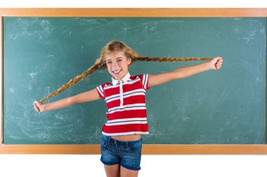 Örgüler ile oynarken örgülü öğrenci sarışın kız