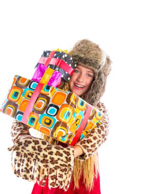 Sarışın kış çocuk kızla yığılmış hediye gülümseyen