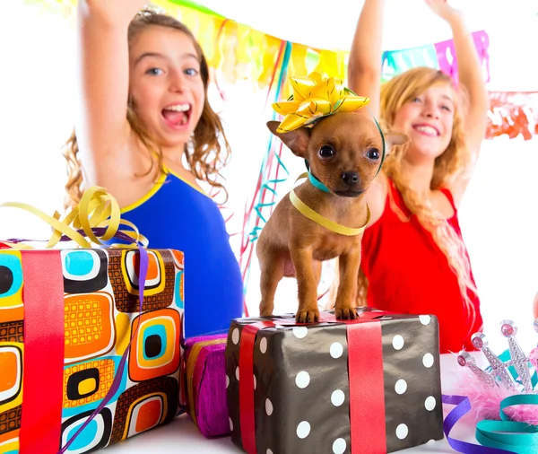 Chica amigos fiesta bailando con regalos y cachorro —  Fotos de Stock