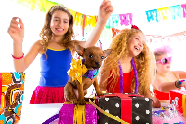 Ragazza amici partito ballando con regali e cucciolo — Foto Stock