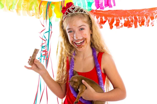 Ευτυχισμένος κόμμα κορίτσι κουτάβι παρόν τρώει σοκολάτα — Φωτογραφία Αρχείου