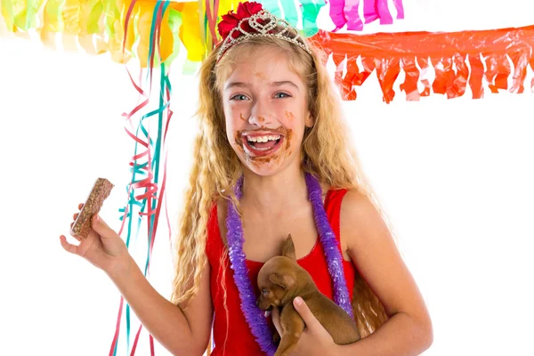 Happy party girl štěně přítomen, pojídání čokolády — Stock fotografie